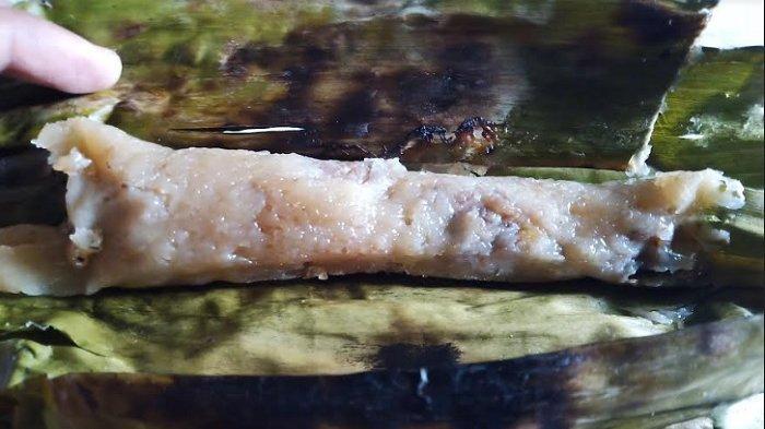 Adalah pepes sagu, kuliner Bogor yang dapat ditemui di sentra makanan tradisional kaki lima, Jalan Suryakencana, Bogor Tengah, Kota Bogor.