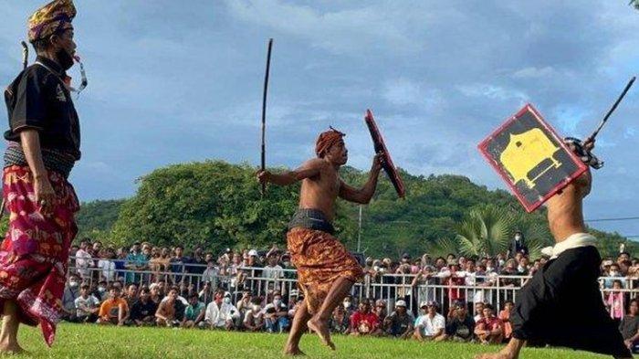 Masyarakat Lombok, Nusa Tenggara Barat (NTB) rutin menggelar tradisi peresean untuk menyambut HUT RI 17 Agustus.