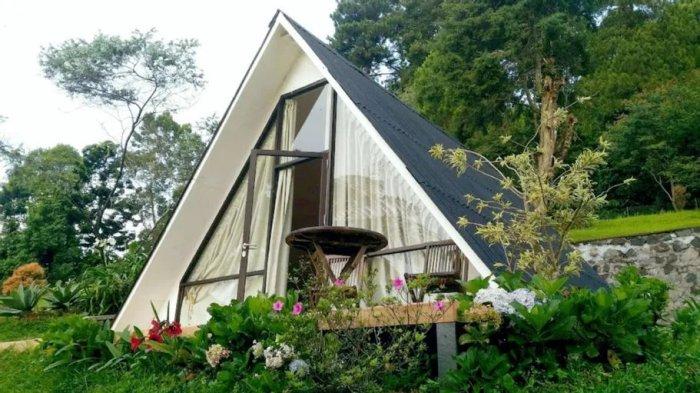 Rekomendasi hotel di Bogor ini menawarkan konsep penginapan glamping. Jika kamu suka dengan penginapan yang tentram dan berudara dingin, kamu harus coba menginap di Pesona Rinjani.