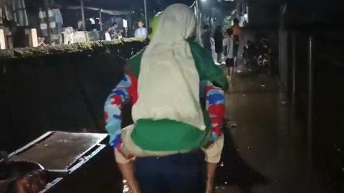 KORBAN BANJIR - Evakuasi yang dilakukan Damkar terhadap Mbah Paroh, di Kampung Bebek, Kecamatan Bogor Utara, Kota Bogor, pada kemarin malam, Minggu (2/3/2025).