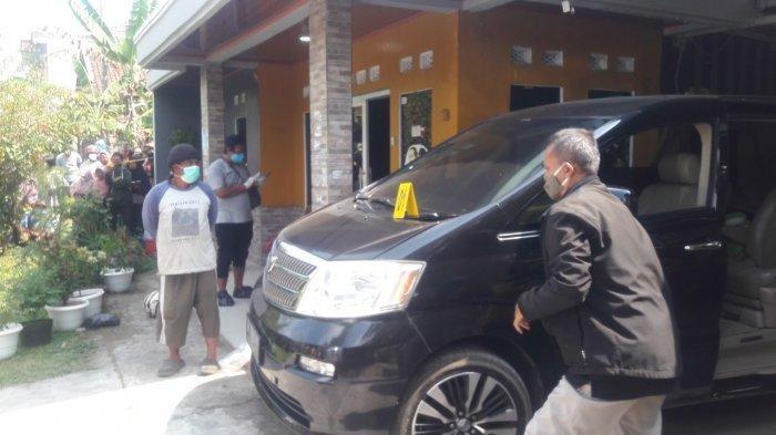 Petugas kepolisian saat mengevakuasi mayat Tuti dan Amalia Mustika Ratu di Kampung Ciseti, Desa Jalan Cagak, Kecamatan Jalan Cagak, Kabupaten Subang, Rabu (18/8/2021).