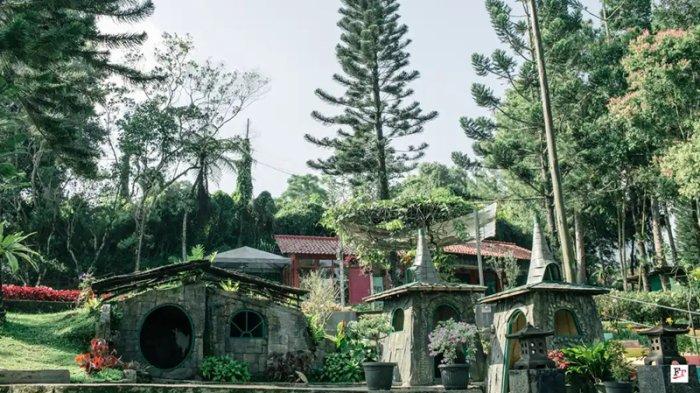 Rekomendasi hotel di Bogor dekat Puncak Pass, salah satunya Pinewood Hotel yang berlokasi di Jalan Gandamanah No.251, Tugu Selatan, Kecamatan Cisarua, Kabupaten Bogor.