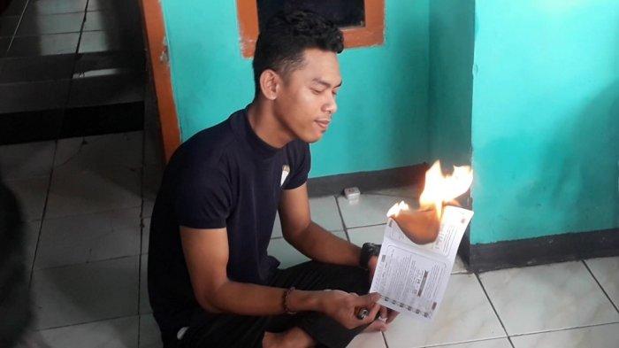Pengantin pria bernama Fahmi yang viral ditinggal istri yang baru sehari dinikahi di Desa Mekarsari, Kecamatan Rancabungur, Kabupaten Bogor bakar kartu undangan resepsi pernikahannya karena batal digelar, Rabu (12/7/2023).