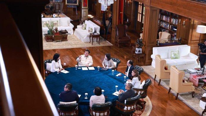 Dalam foto: Pertemuan antara Presiden RI Prabowo Subianto dengan tujuh pemimpn redaksi (pemred) media Indonesia di Hambalang, Jawa Barat, Minggu (6/4/2025).