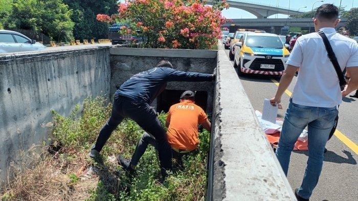 Anggota Polres Metro Jakarta Timur melakukan olah tempat kejadian perkara (TKP) temuan jasad pria di celah beton pembatas jalan Tol Jagorawi KM 7, Kecamatan Cipayung, Jakarta Timur pada Rabu (19/7/2023).