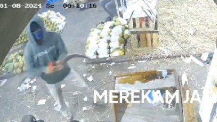 Tangkapan layar video viral pria siram air keras dan bacok pedagang semangka di Kramat Jati hingga tewas.