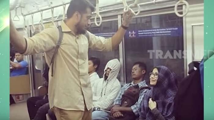 Momen saat Primus Yustisio naik KRL menuju ke tempat kerjanya yakni di wilayah Dapil Kabupaten Bogor
