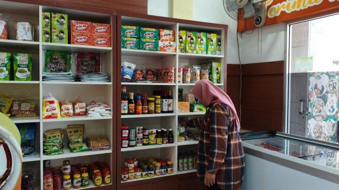 KULINER BOGOR - Aneka produk Go Go Vege di Jalan Suryakencana Kota Bogor, menjual produk makanan beragam jenis kerupuk, keripik, dan kacang-kacangan.