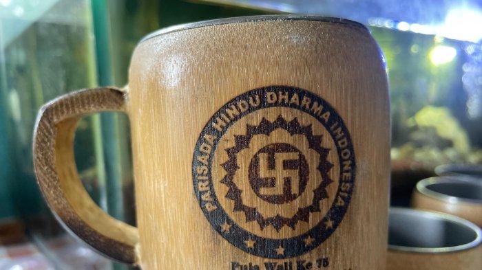 UMKM BOGOR – Selain produksi alat musik, Tulang Bajing juga memproduksi barang lain seperti gelas bambu ini. Produk ini menunjukkan perpaduan antara seni ukir tradisional dan pemanfaatan bahan alami yang ramah lingkungan.