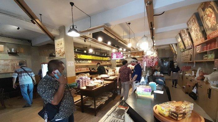 Jumbo Bakery atau Jumpa Bogor menyediakan berbagai varian oleh-oleh lebih dari 20 macam, di antaranya strudel, spikoe roll, hingga asinan.