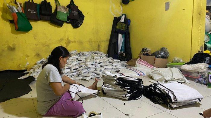 UMKM BOGOR - Suasana packing tas di Taslyticals Production yang sudah melewati tahap jahit, setelah dipacking siap dikirimkan kepada pemesan.