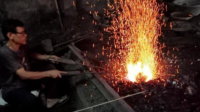 Proses Penempaan Bonang di Gong Factory, Sabtu (19/3/2022).
