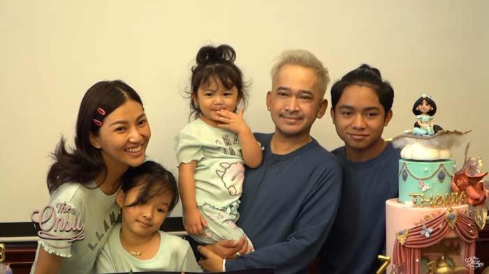 Pulang dari RS demi ulang tahun anak, wajah Ruben Onsu pucat saat beri kejutan untuk Thalia Thania