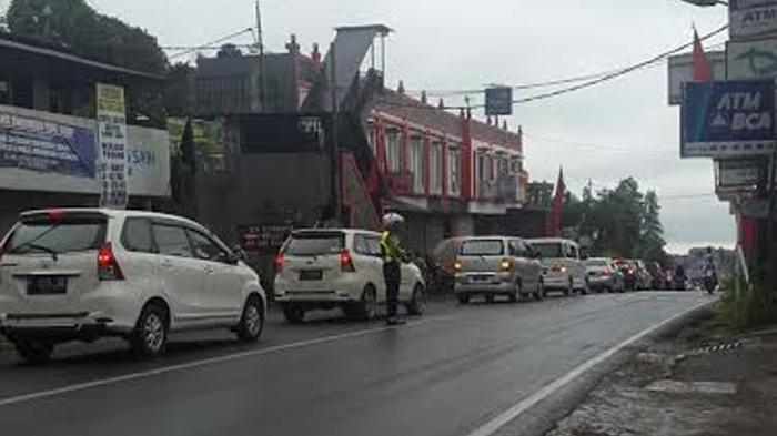 Lalu Lintas Padat di Bogor Pagi Ini dengan Langit Berawan