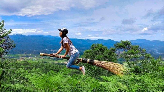 Rekomendasi tempat wisata satu ini cukup memacu adrenalin, karena di Puncak Mustika Manik rata-rata harus menggunakan pengaman karena terpasang di ketinggian.