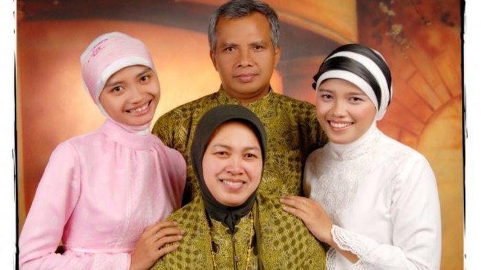 Foto keluarga Rae Suryana di media sosial. Sosok Rae Suryana viral lantaran membuat sayembara demi bisa damai dengan anak dan istrinya