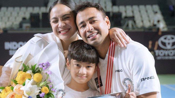 Rafathar dan Nagita Slavina full senyum Raffi Ahmad menang Tiba-tiba Tenis mengalahkan Desta, Sabtu (12/11/2022)
