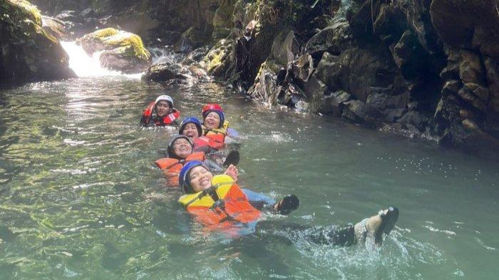 Menjelajahi Curug Naga dengan bodyrafting, pengalaman berkesan akan kamu rasakan ketika mengunjungi tempat wisata di Bogor satu ini.