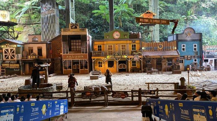 Keseruan cowboy show rangkaian safari malam bertema Glowtopia: The Miracles Of Night di TSI Bogor, Kamis (29/5/2025).