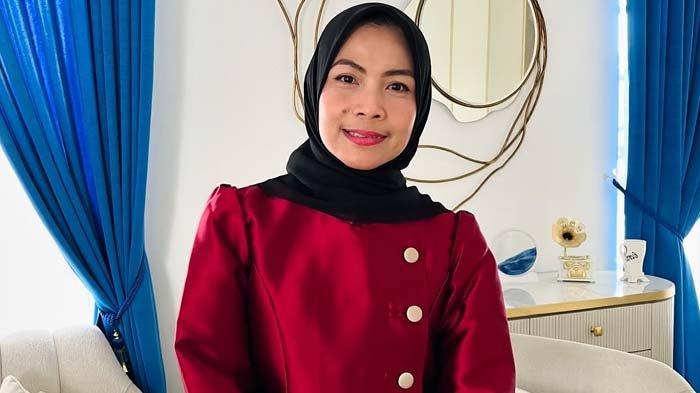 ZAKIYAH BATAL DILANTIK: Tangkapan layar sosok calon Bupati Serang Ratu Rachmatu Zakiyah yang batal dilantik, disadur pada Senin (24/2/2025). Intip jejak karir Ratu Rachmatu Zakiyah yang batal dilantik jadi Bupati Serang karena Pilkada diulang. Zakiyah merupakan istri Mendes Yandri Susanto.