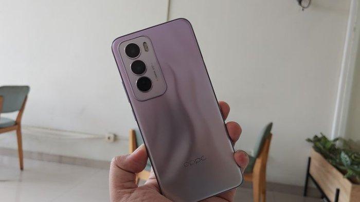 Oppo Reno 12 Pro 5G mengadopsi desain punggung yang cukup mewah. Pasalnya, cangkang ponsel ini dihiasi dengan motif mirip ombak (wave), dan desain ombak ini akan berubah apabila punggung perangkat dilihat dari berbagai sisi. Desain ini, yang disebut Oppo sebagai Futuristic Fluid Design, hanya tersedia untuk Oppo Reno 12 Pro varian ungu alias Nebula Silver saja.