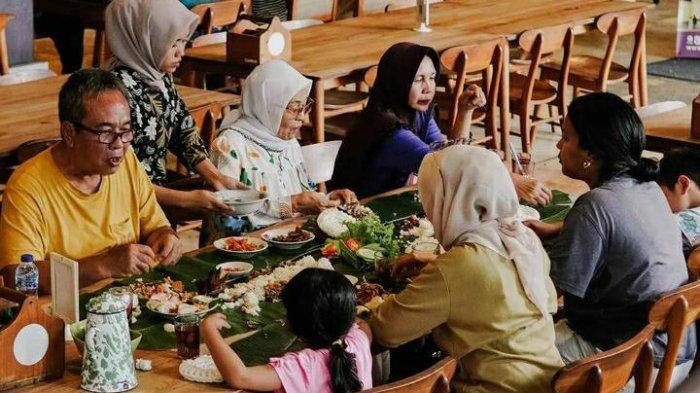 Tempat kuliner Bogor Kluwih Sunda Authentic ini menyediakan beraneka ragam masakan dan minuman tradisional khas sunda.