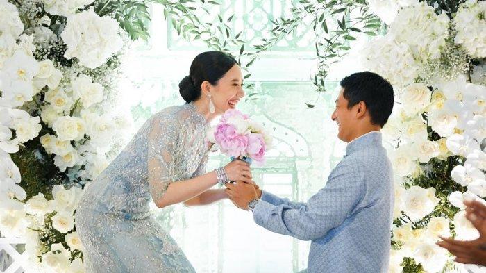 Momen Rio Haryanto melamar keponakan Sandiaga Uno. Athina Papadimitriou