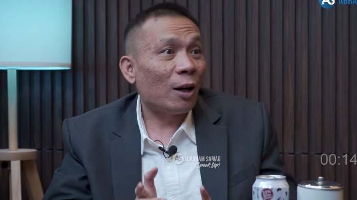 POLEMIK SKRIPSI JOKOWI: Tangkapan layar sosok ahli IT yakni Rismon Sianipar yang disorot karena saling adu bukti soal skripsi Jokowi asli atau palsu dengan Josua Sinambela. Terkuak penampakan skripsi lulusan UGM di tahun 1980-an serta rekan sejawat Jokowi, disadur pada Selasa (29/4/2025).