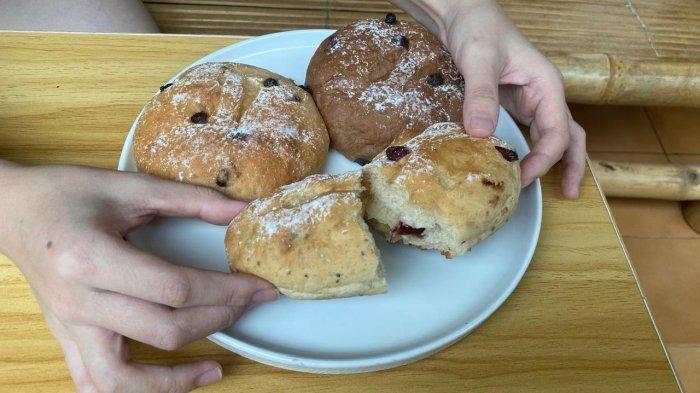 UMKM BOGOR - Roti gandum panas Pada Soeka Bakery mempunya ciri khas, di dalamnya diisi dengan cream cheese dan diberi tambahan topping choco chips atau cranberry yang menambah citarasa rotinya semakin lezat. Terdapat 3 varian rasa mulai dari cranberry cream cheese, chocolate cream cheese dan double chocolate cheese. Harga all varian roti gandumnya sebesar 16 ribu.