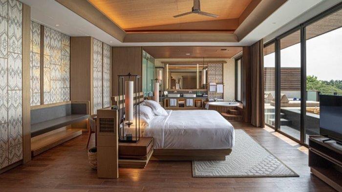 Suasana  kamar di Royal Tulip Gunung Geulis Resort and Golf, salah satu hotel di Bogor dengan tipe kamar yang luas serta fasilitas yang lengkap.