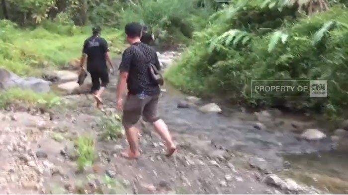 Terungkap foto-foto rute pelarian pembunuh gadis penjual gorengan Nia Kurnia Sari. Pelaku bernama Indra kabur ke hutan lebat, sungai hingga gubuk tua tengah hutan dan sawah.