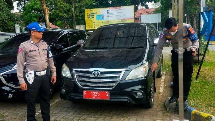 Polisi Periksa Kendaraan Dinas Tabrak Pengendara Sepeda Motor.