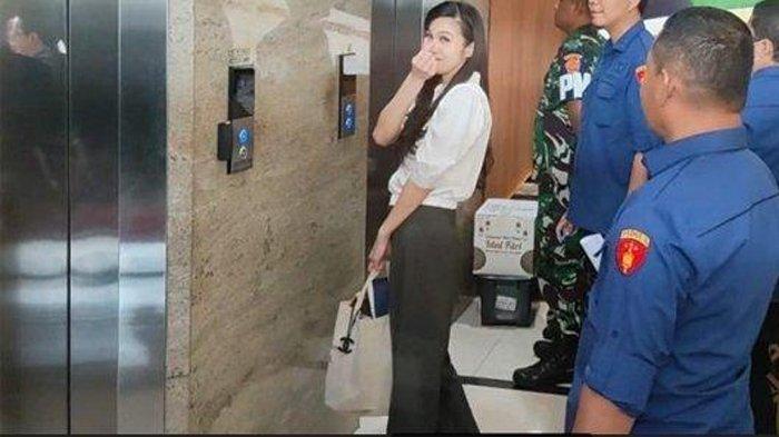 Sandra Dewi hadir ke Kejaksaan Agung hari ini, Kamis (4/4/2024) menggunakan kemeja putih dipadukan celana berwarna cokelat. Istri Harvey Moeis itu mengurai senyuman lebar.