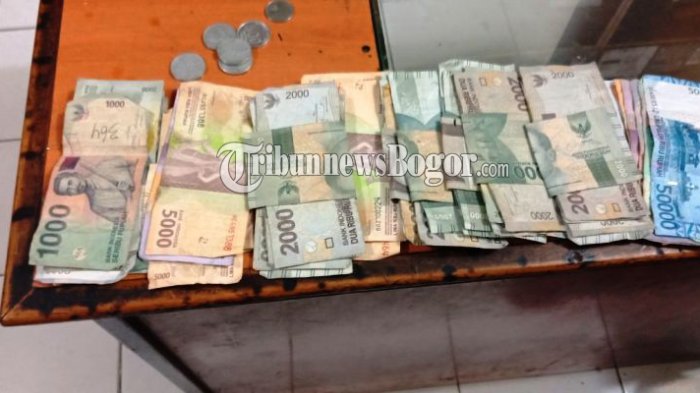 Ilustrasi uang yang diberikan oleh warga ke Kades diduga pungli.