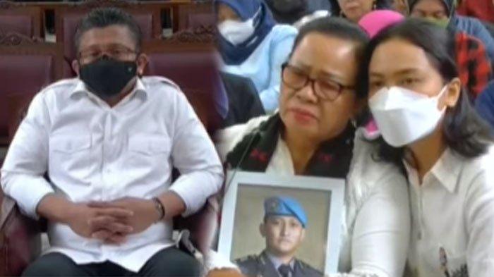 Reaksi ibunda Brigadir J usai Ferdy Sambo menjalani sidang vonis di PN Jakarta Selatan, Senin (13/2/2023). Rosti Simanjuntak menangis dan terus memeluk foto almarhum Yosua