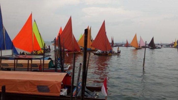 Tradisi sampan layar digelar oleh masyarakat Batam, Kepulauan Riau untuk merayakan HUT RI 17 Agustus.