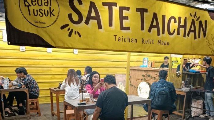 KULINER BOGOR - Sate Taichan Kedai Tusuk ramai dikunjungi pelanggan pada malam hari, menawarkan suasana santai dengan hidangan khasnya. Warung ini menjadi tujuan favorit pecinta sate taichan dengan cita rasa khas yang menggugah selera, salah satunya taichan kulit madu.