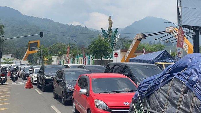 Polres Bogor memberlakukan one way atau satu arah dari Puncak, Kabupaten Bogor menuju Jakarta, Senin (15/9/2024). Pemberlakuan one way dilakukan sejak pagi, yaitu pukul 06.30 WIB.