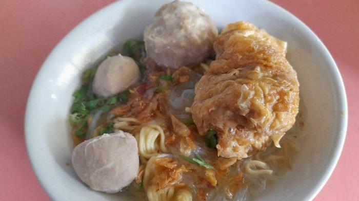 Bakso Gulung Bragi ialah satu kuliner Bogor yang unik. Coba sensasi makan bakso dengan tekstur yang renyah.