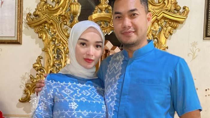 Potret Zaskia Gotik bersama sang suami, Sirajuddin Mahmud. Sosok suami Zaskia Gotik tengah jadi perbincangan lantaran digugat seorang model ke pengadilan gara-gara punya anak di luar nikah