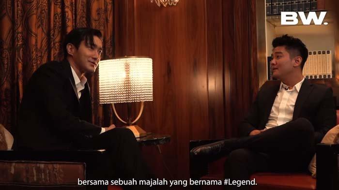 Boy William berbincang bareng Siwon Choi, personel Super Junior. Pertama kali bertemu, Siwon akui wajahnya mirip dengan Boy William
