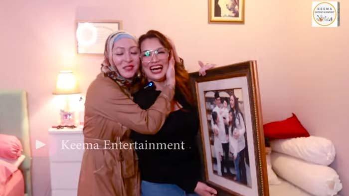 Angelina Sondakh terharu karena Reza Artamevia masih simpan foto dirinya bersama Adjie Massaid di rumahnya