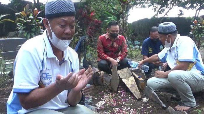 Pembunuh Tuti dan Amalia Segera Ditangkap, Tangis Yosef Pecah di Makam Anak Istri