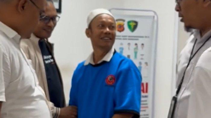 Momen Yosef semringah meski tangannya diborgol usai jadi tersangka kasus Subang. Yosef terekam kamera berkesempatan bertemu wanita spesial, Senin (23/10/2023)