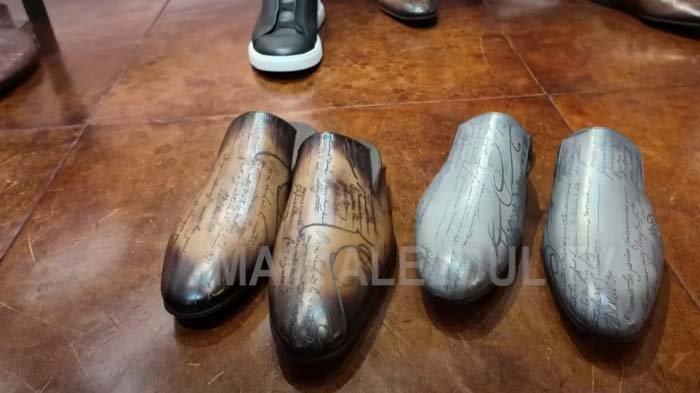 PERNIKAHAN AL GHAZALI: Tangkapan layar sepatu selop Irwan Mussry yang kembaran dengan Al Ghazali di acara akad nikah Al dengan Alyssa, ternyata harganya bukan kaleng-kaleng. Selop Irwan beda dari Ahmad Dhani.