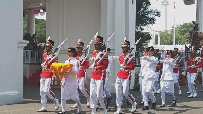 Sepatu anggota Pasukan Pengibar Bendera Pusaka (Paskibraka) pembawa baki bendera, Lilly Indiani Suparman Wenda, terlepas usai mengibarkan bendera, Kamis (17/8/2023).