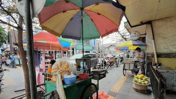 Suasana di pusat kuliner Kota Bogor di Jalan Suryakencana. Mulai sore hingga magrib di bulan Ramadan, suasana di sini sangat ramai pemburu takjil.