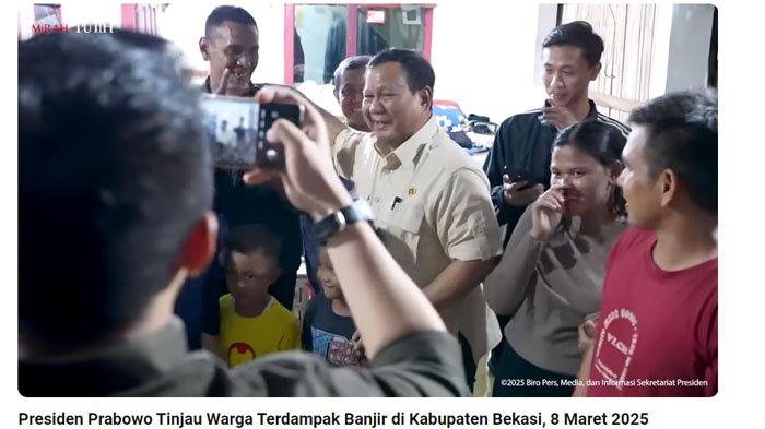 PRABOWO KE BEKASI: Tangkapan layar momen saat Presiden Prabowo Subianto didampingi Seskab Teddy kunjungi warga kebanjiran di Bekasi pada Sabtu (8/3/2025). Momen presiden Prabowo banjir-banjiran saat buka puasa di rumah warga Bekasi viral. Aksi tak biasa Seskab Teddy saat foto warga jadi perbincangan.