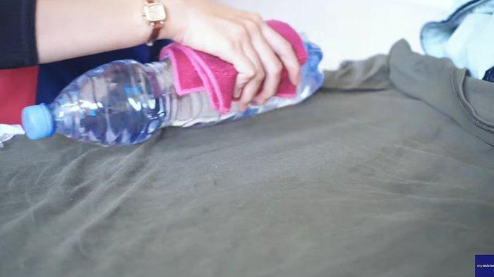 Cara merapikan baju menggunakan botol berisi air panas