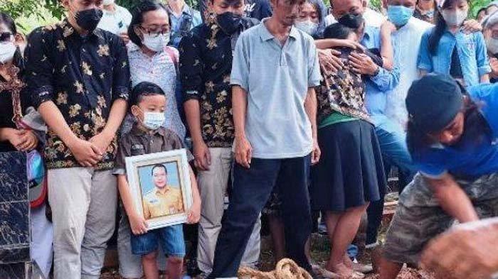 Jenazah Paulus Iwan Boedi Prasetijo (51), PNS Bapenda Kota Semarang korban pembunuhan dimakamkan di TPU Salaman Mloyo, Semarang Barat, Kamis (22/9/2022). Istri korban, Theresia Onee Anggarawati tampak paling histeris disusul anak perempuannya